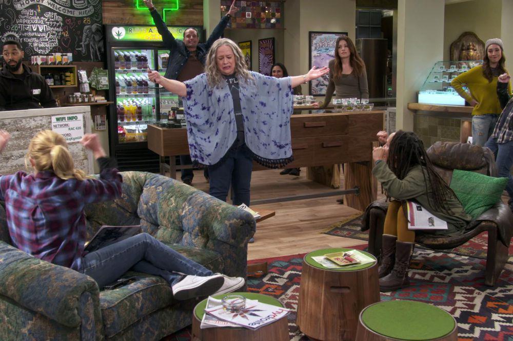 cuplikan adegan dalam serial Netflix Disjointed (dok. Warner Bros. Television/Disjointed)