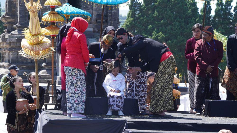 Dieng Culture Festival juga menghadirkan kegiatan kebudayaan unik, yaitu prosesi pencukuran rambut gimbal, yang merupakan tradisi khas masyarakat Dieng dan dilakukan secara turun-temurun. (dok. Kemenparekraf)