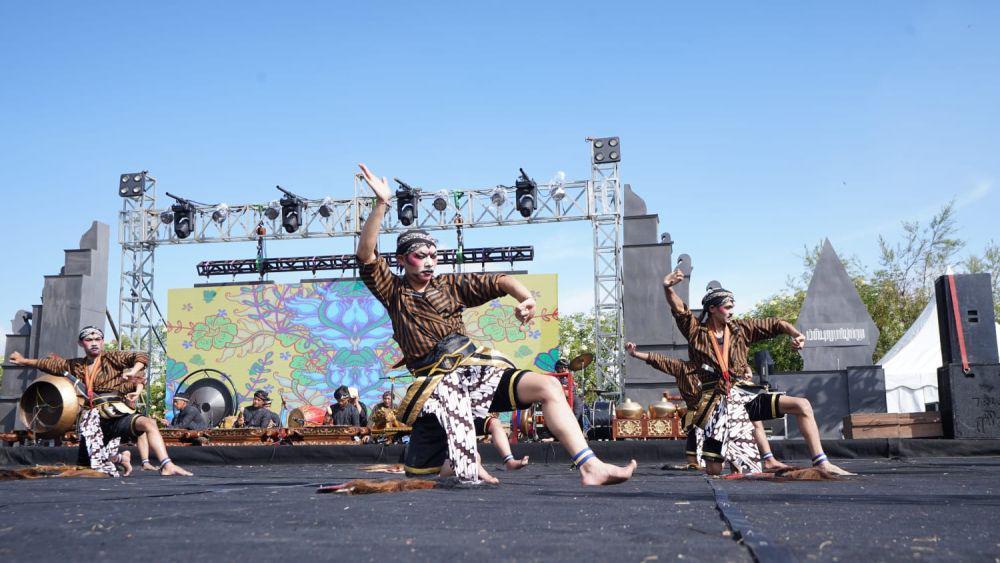 Dieng Culture Festival menghadirkan pertunjukan sendratari yang dilangsungkan di venue Pandawa. (dok. Kemenparekraf)