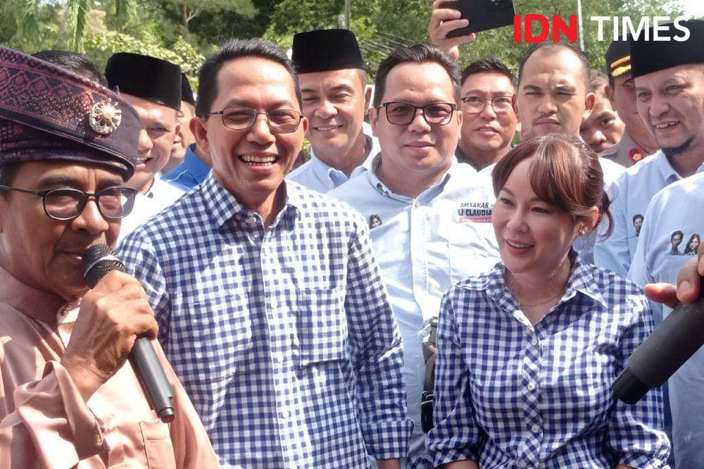 Amsakar dan Li Claudia Chandra saat berada di KPU Batam (IDN Times/Putra Gema Pamungkas)
