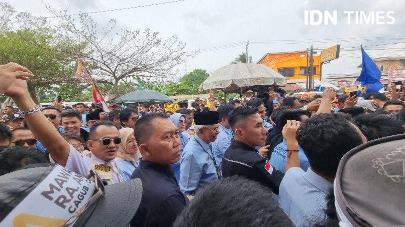 Pasangan Matahati melakukan kirab budaya saat mendaftar ke KPU Sumsel (IDN Times/Rangga Erfizal)