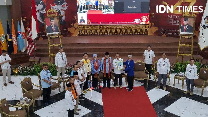 Pasangan Matahati mendaftar ke KPU Sumsel (IDN Times/Rangga Erfizal)