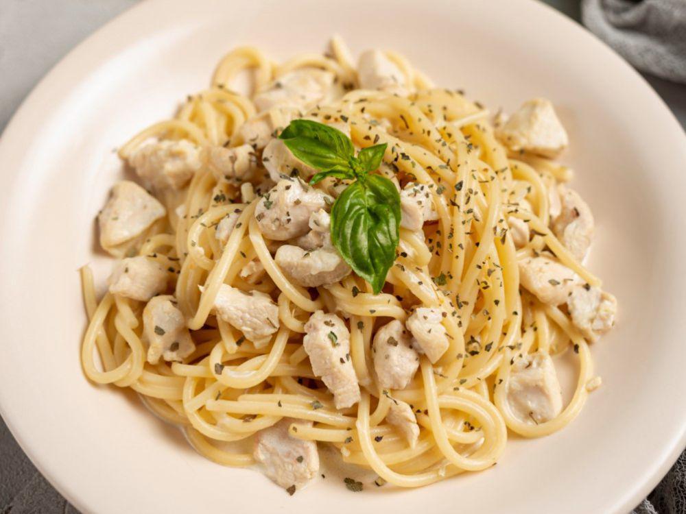 ilustrasi resep garlic butter chicken pasta (freepik.com/freepik)