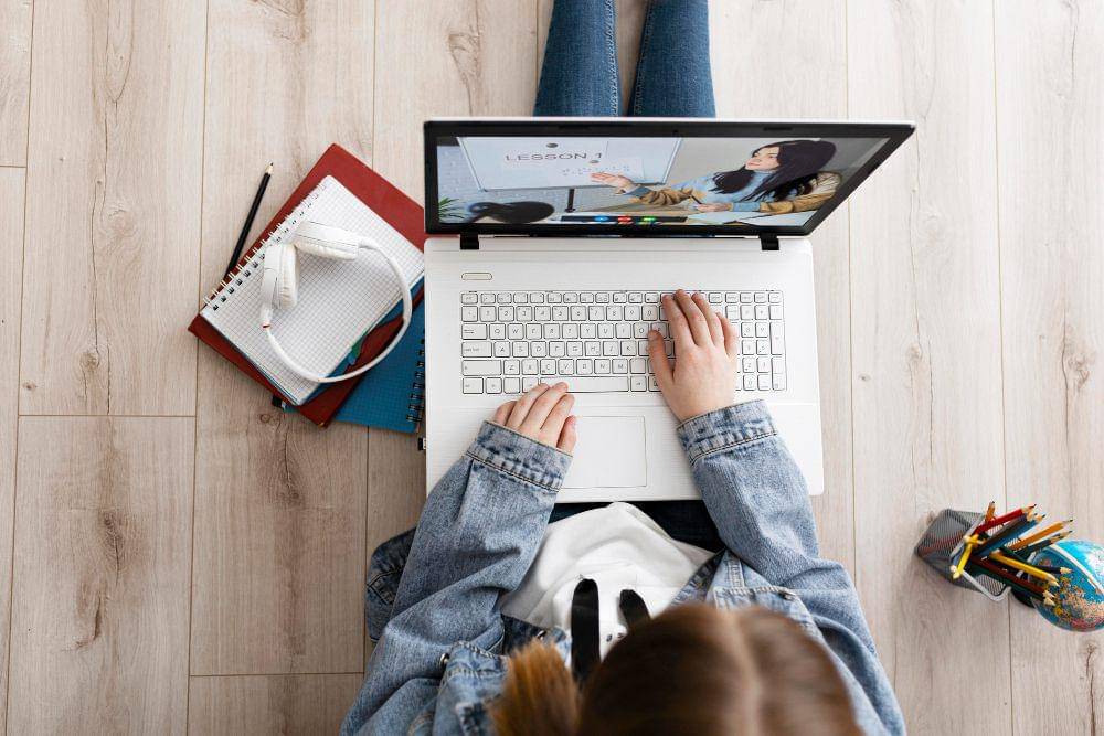 ilustrasi mengikuti online course (freepik.com/freepik)