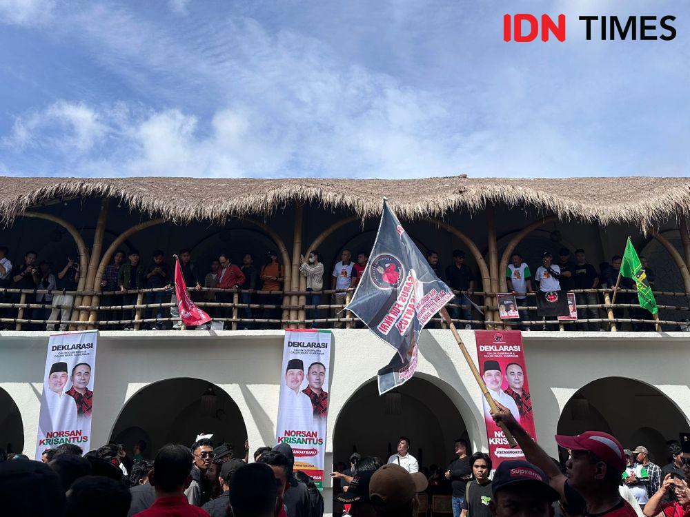 Ratusan kader hingga pendukung Norsan-Krisantus padati lokasi deklarasi. (IDN Times/Teri).
