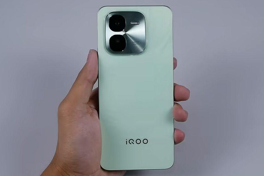 potret iQOO Z9x (dok. youtube.com/Jagat Review)