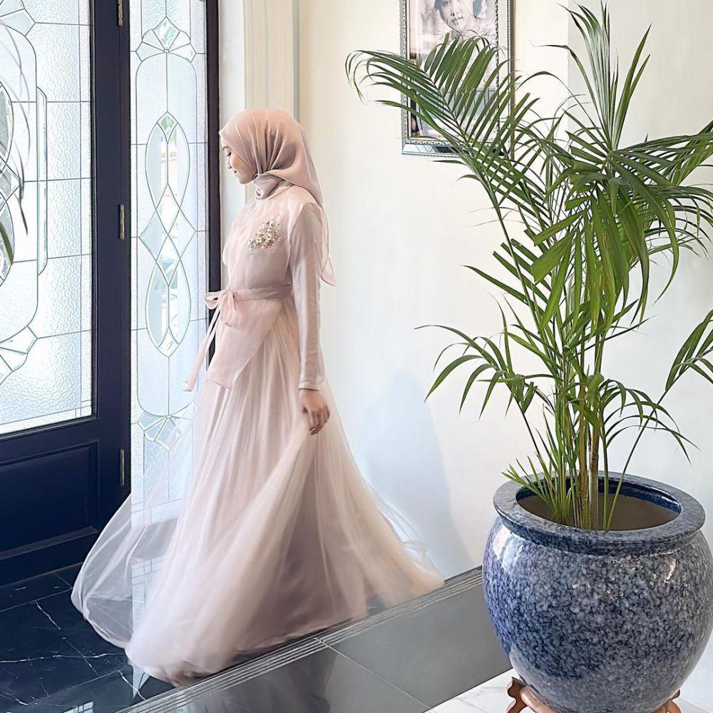 outfit kondangan hijab dengan dress organza (instagram.com/ravalsaa)