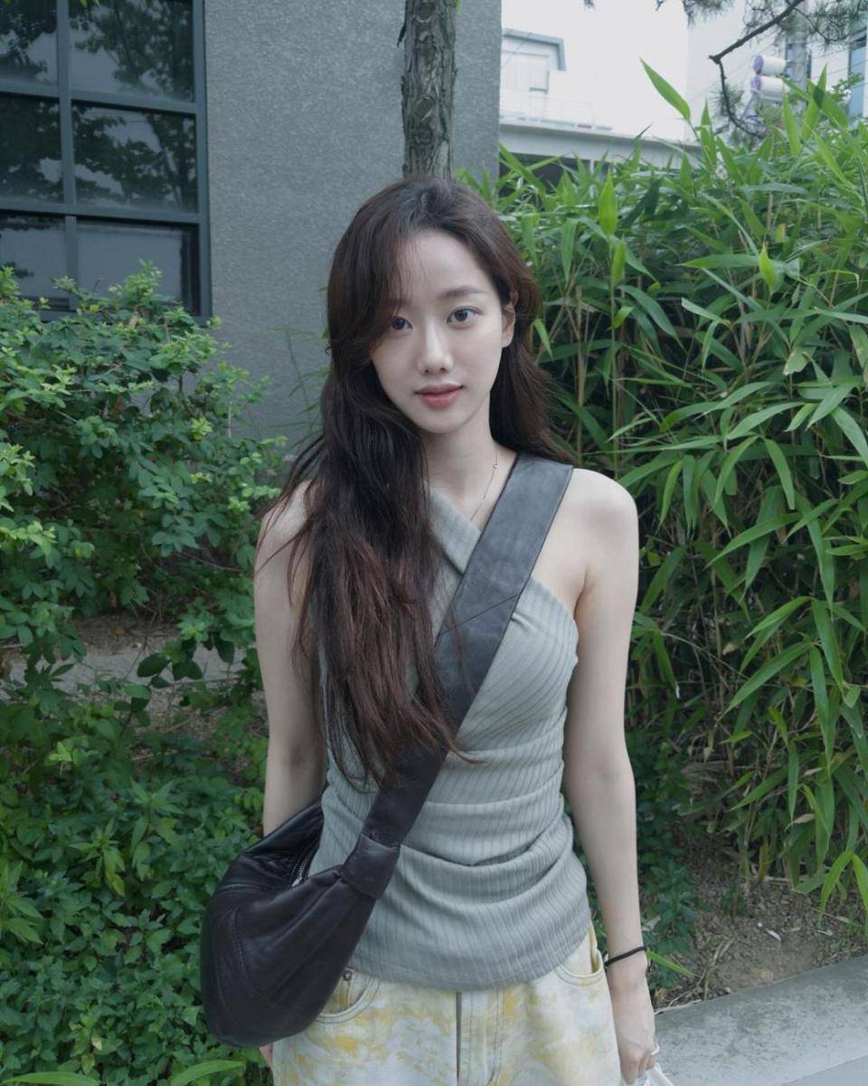 potret Lee Na Eun eks member APRIL (instagram.com/betterlee_0824)