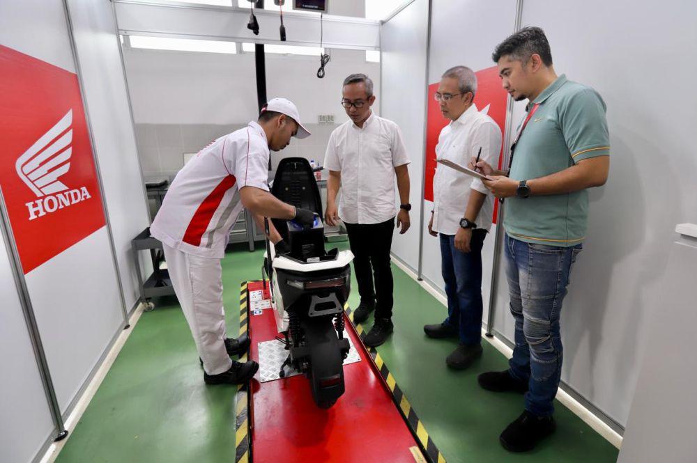 PT Astra Honda Motor (AHM) menguji keterampilan teknisinya pada ajang Astra Honda Motor Technical Skill Contest (AHM-TSC) 2024. (Dok. IDN Times)