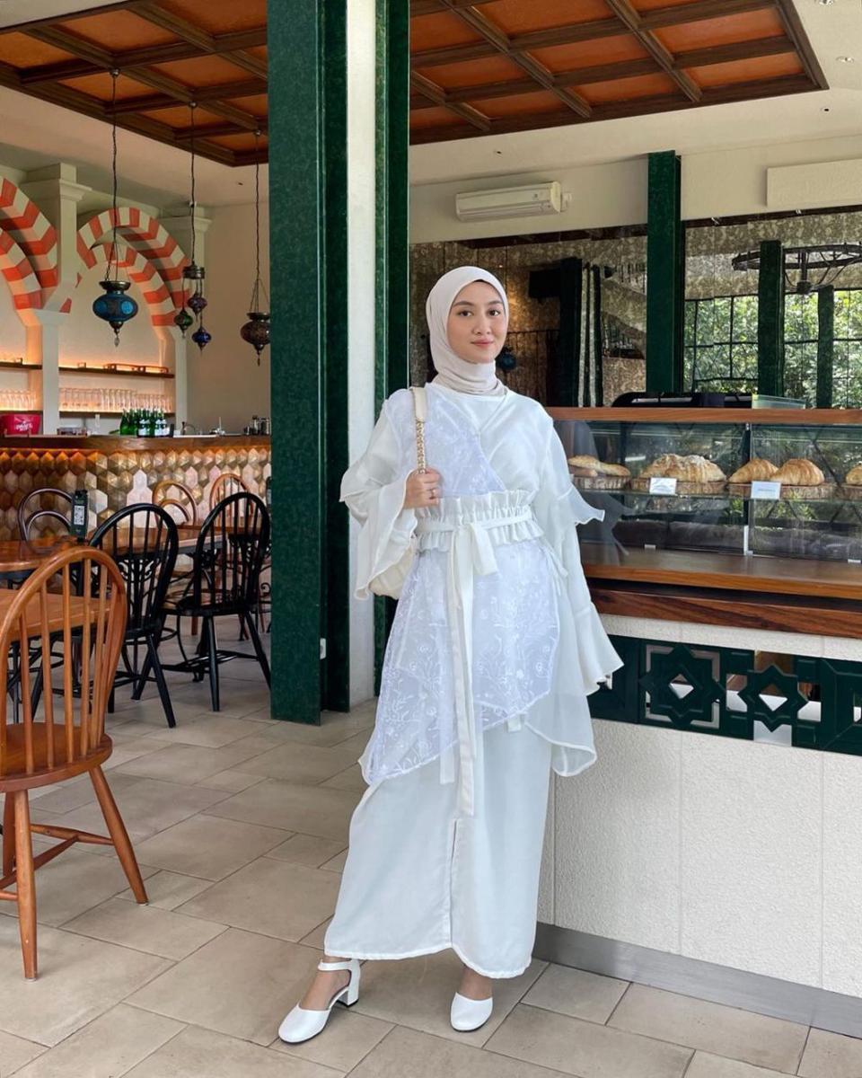 gaya kondangan hijab pakai outfit organza ala Inas Rana (instagram.com/inasrana)