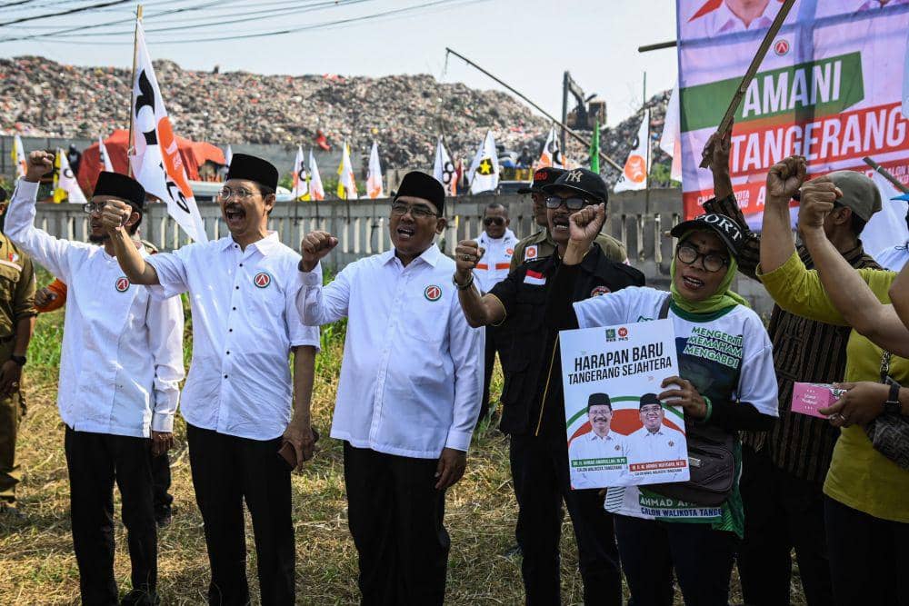 Pasangan calon Ahmad Amarullah-Bonnie Mufidzar deklarasi di TPA Rawa Kucing, Kota Tangerang (ANTARA FOTO/Sulthony Hasanuddin)