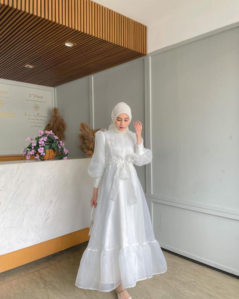 outfit kondangan hijab dengan dress organza (instagram.com/vinamaulina)