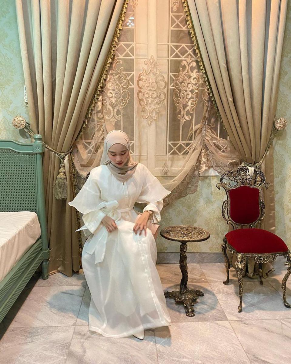 outfit kondangan hijab dengan dress organza (instagram.com/nasariastri)