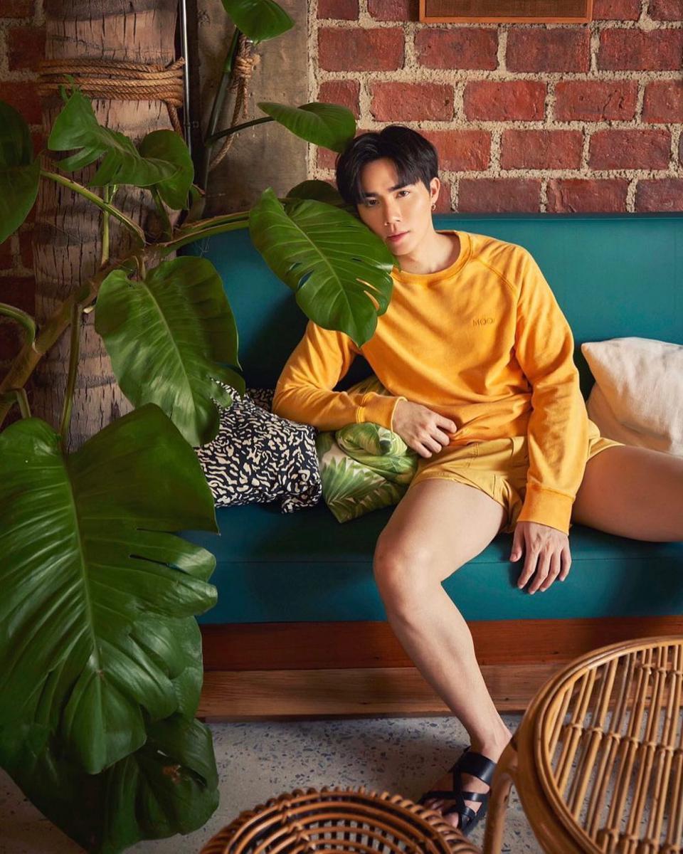 potret outfit kasual serba polos ala Zee Pruk (instagram.com/zeepruk)