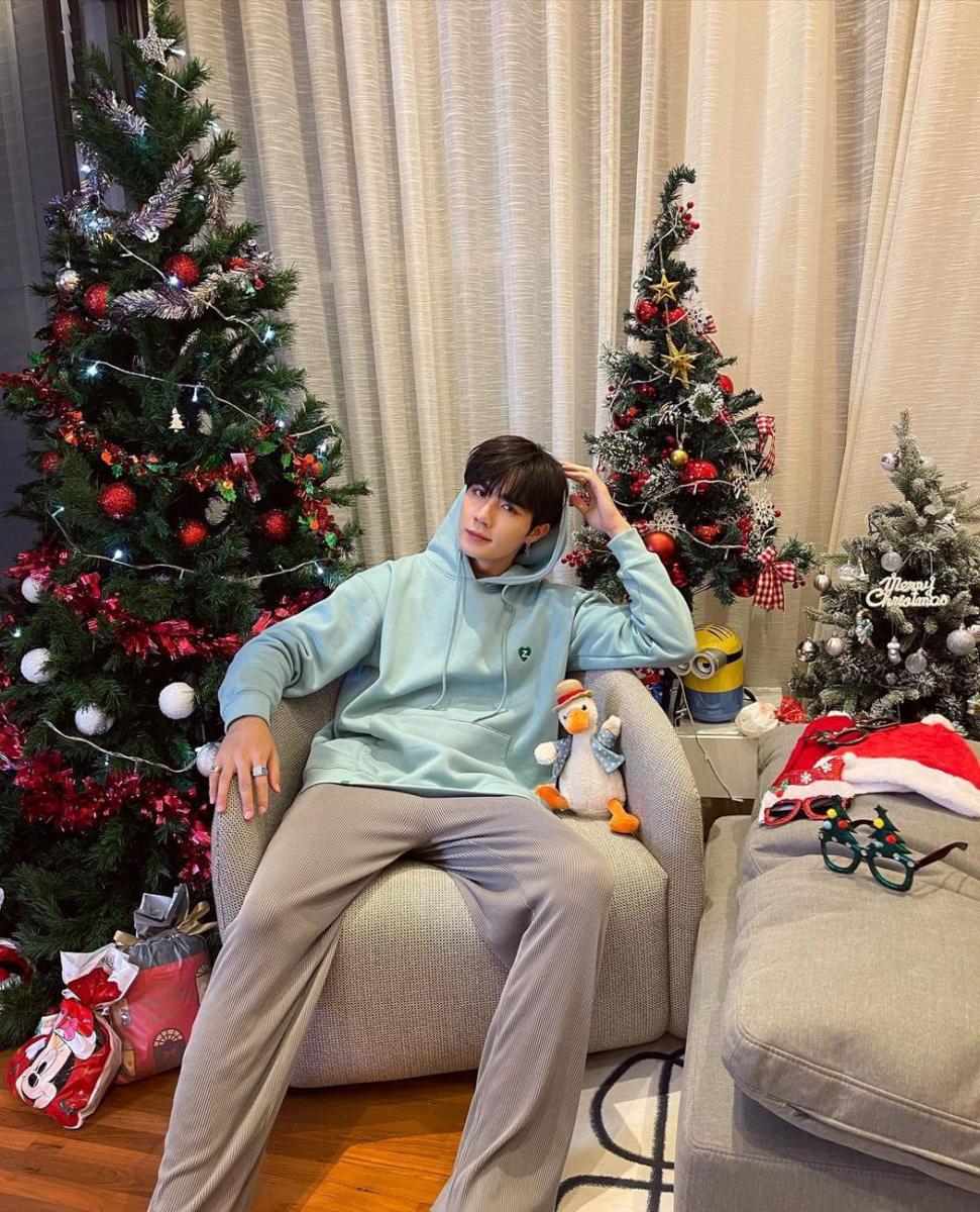 potret outfit kasual serba polos ala Zee Pruk (instagram.com/zeepruk)