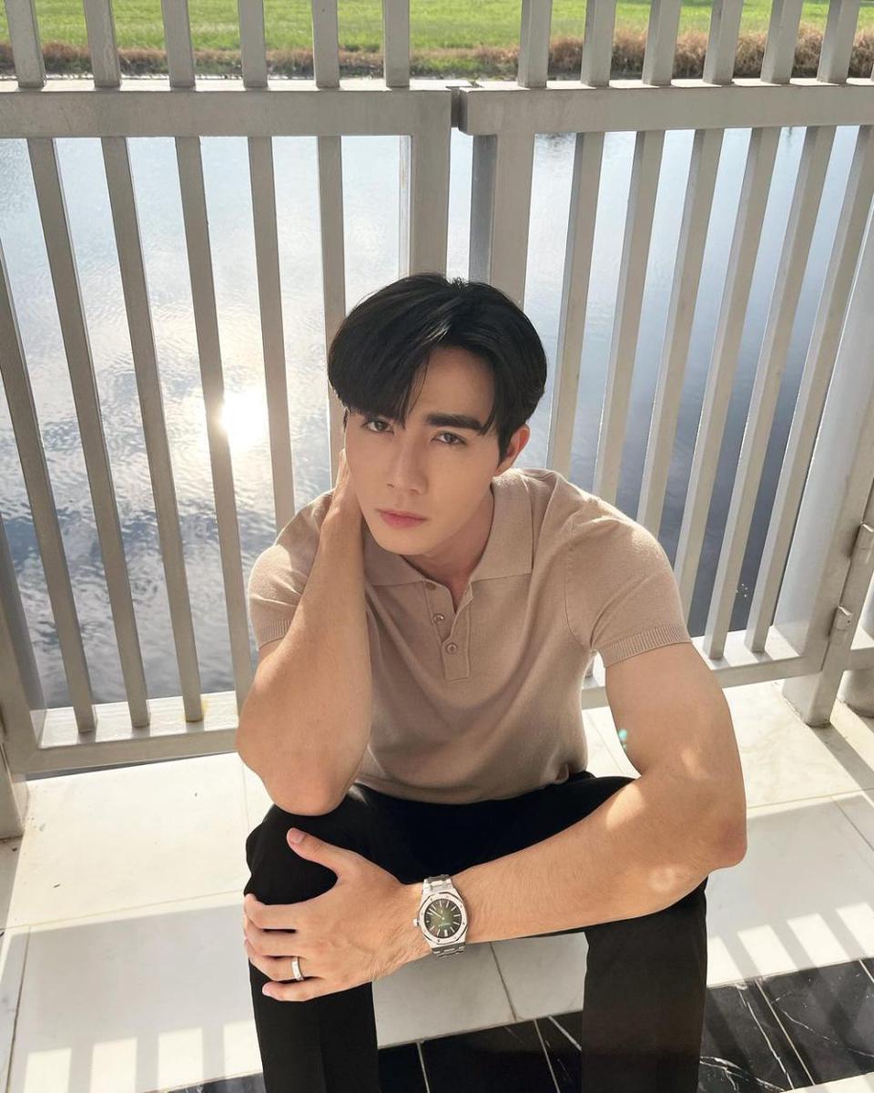 potret outfit kasual serba polos ala Zee Pruk (instagram.com/zeepruk)
