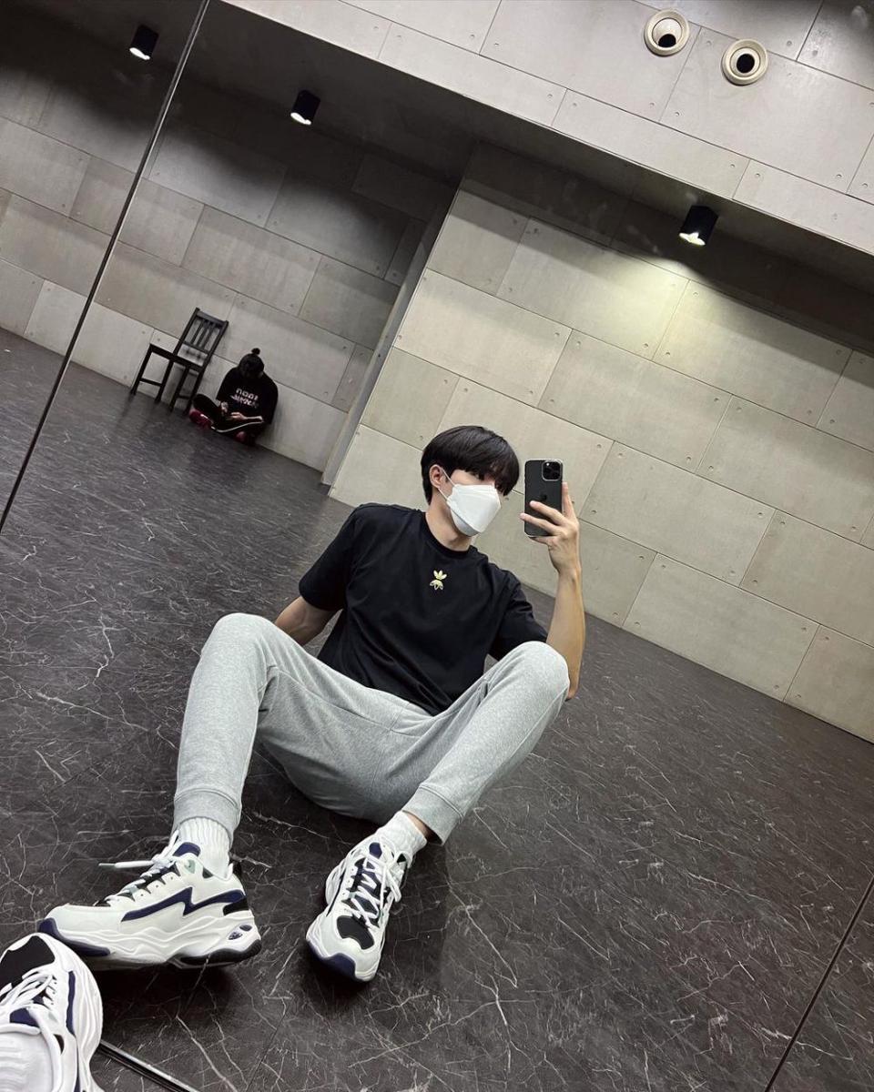 potret outfit kasual serba polos ala Zee Pruk (instagram.com/zeepruk)