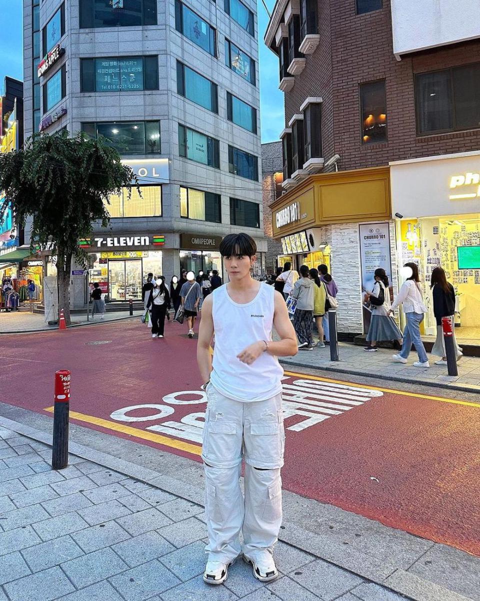 potret outfit kasual serba polos ala Zee Pruk (instagram.com/zeepruk)