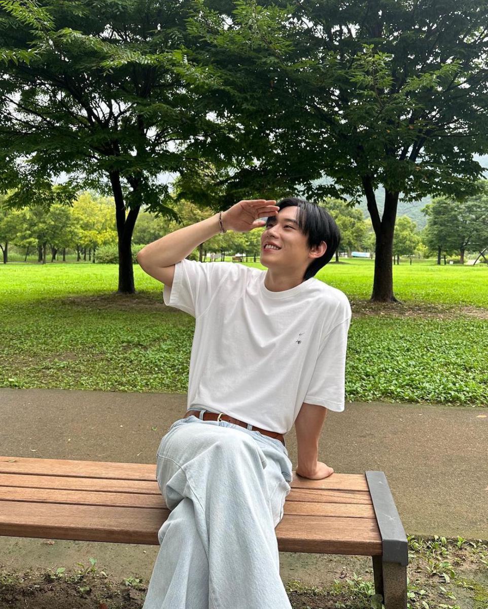 potret OOTD dengan loose pants ala Kim Sung Cheol (instagram.com/sungcheol2)