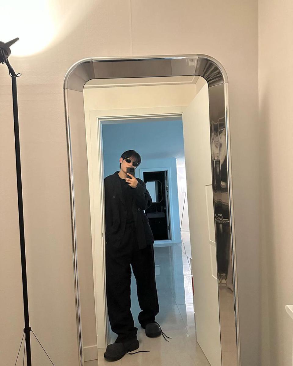 potret OOTD dengan loose pants ala Kim Sung Cheol (instagram.com/sungcheol2)