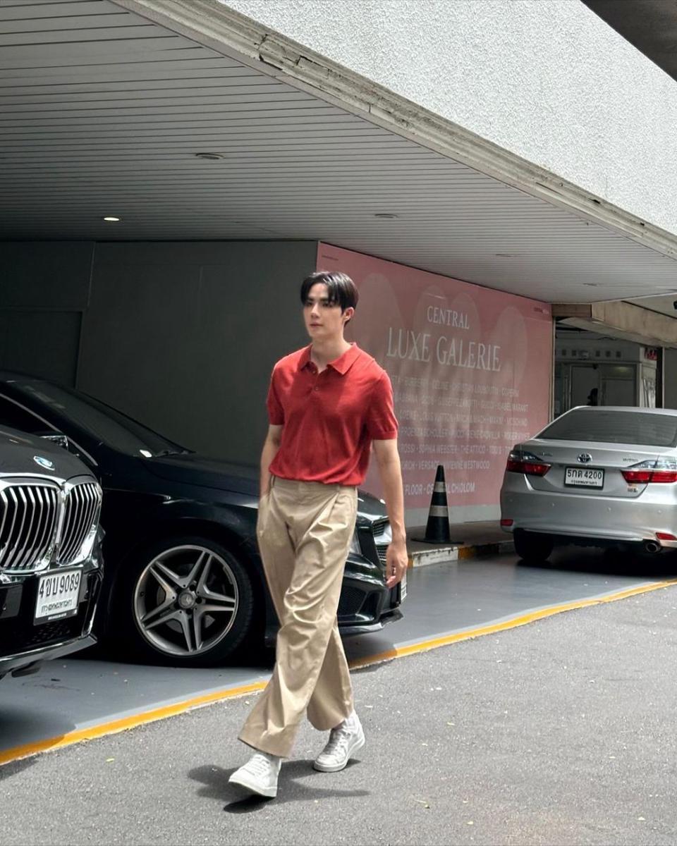 potret outfit kasual serba polos ala Zee Pruk (instagram.com/zeepruk)
