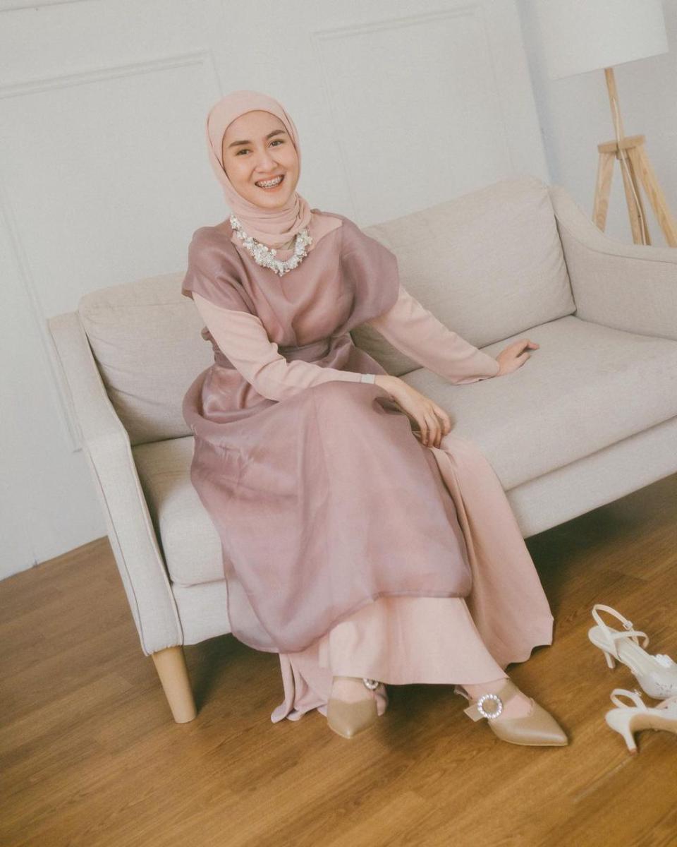 gaya kondangan hijab pakai outfit organza ala Inas Rana (instagram.com/inasrana)