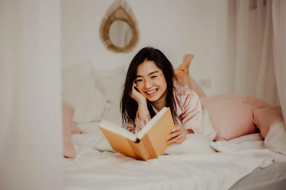 5 Alasan untuk Membiasakan Baca di Malam Hari, Manfaatnya Banyak