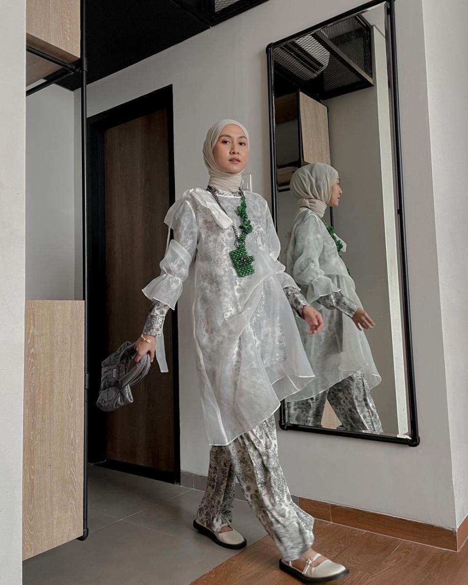gaya kondangan hijab pakai outfit organza ala Inas Rana (instagram.com/inasrana)