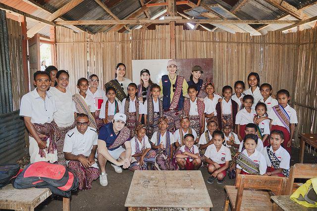 potret Luna Maya kunjungi sekolah di NTT (Instagram.com/lunamaya)