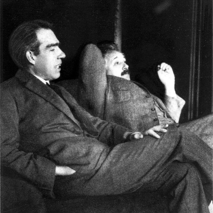 Niels Bohr dan Albert Einstein (commons.wikimedia.org/Paul Ehrenfest)