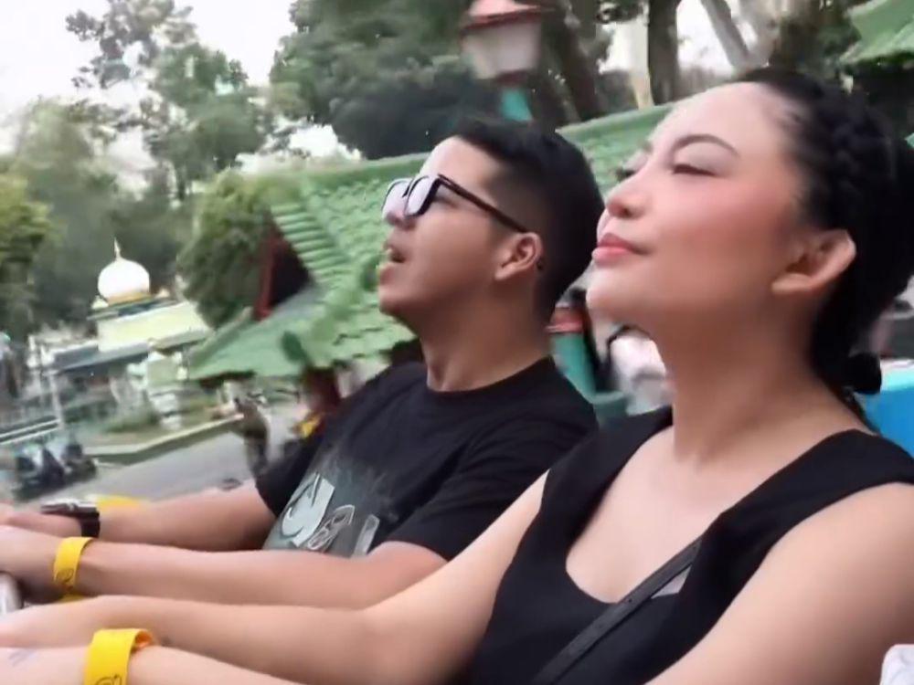 potret Rachel Vennya stress release dengan berteriak di atas roller coaster (instagram.com/rachelvennya)