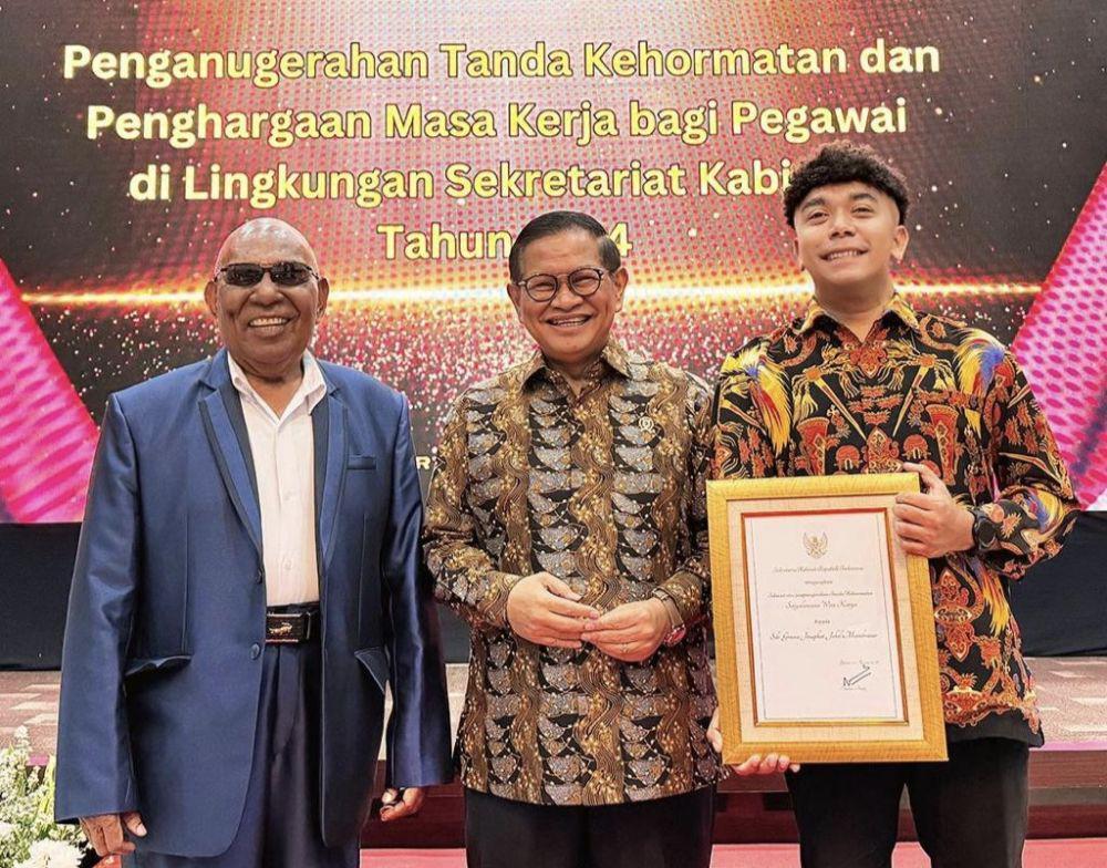 Stafsus Presiden Billy Mambrasar Dapat Penghargaan dari Jokowi
