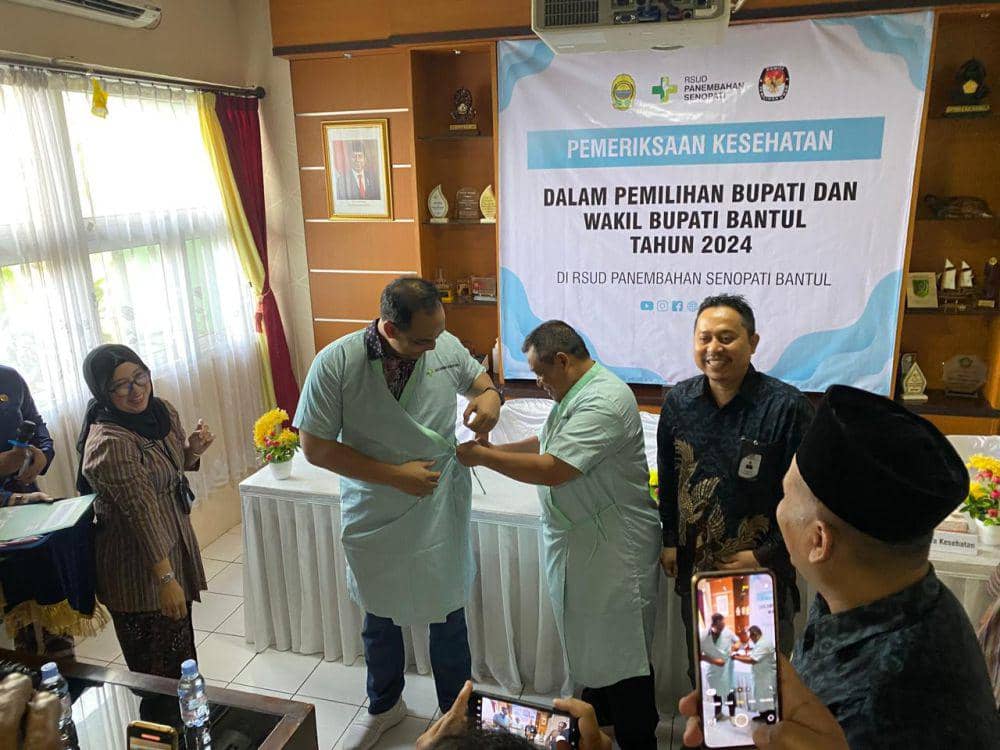 Cabup Bantul dan cawabup Bantul, Joko Purnomo-Rony Wijaya jalani pemeriksaan kesehatan di RSUD Panembahan Senopati Bantul.(IDN Times/Daruwaskita)