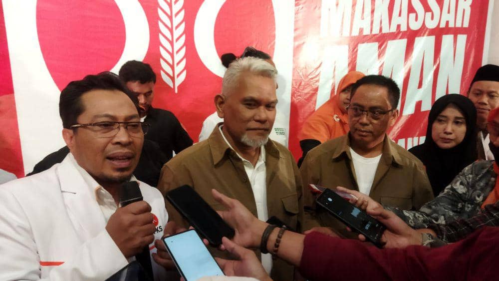 Ketua DPD PKS Makassar Anwar Faruq bersama bakal paslon wali kota dan wakil wali kota Amri Arsyid-Abdul Rahman Bando. (Dok. Istimewa)