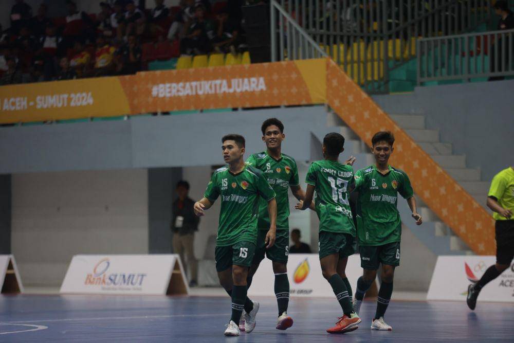 Pemain NTT merayakan gol pada laga pembuka futsal PON 2024 di GOR Dispora Sumut (dok.media futsal PON)