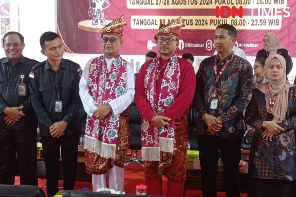 Nuryanto-Hardi Hood saat foto bersama KPU dan Bawaslu Batam (IDN Times/Putra Gema Pamungkas)