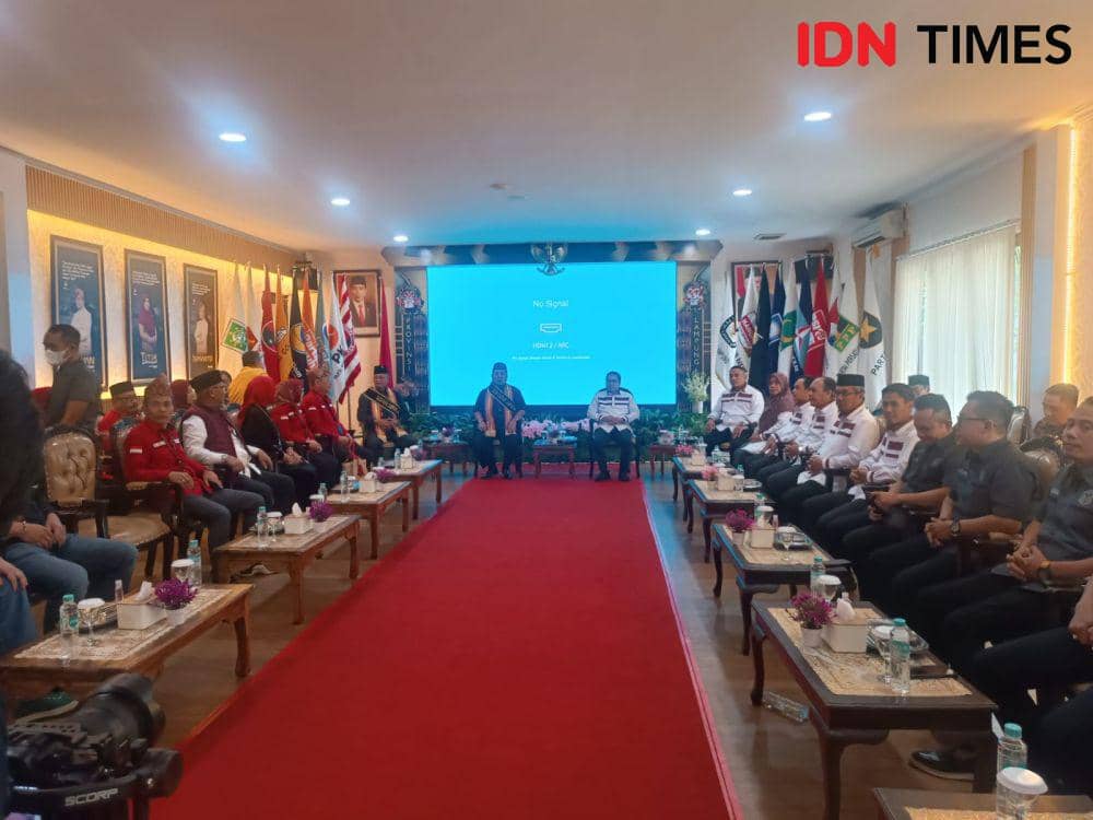 Komisi Pemilihan Umum (KPU) Provinsi Lampung menerima dan menyatakan pendaftaran Arinal Djunaidi dan Sutono sebagai calon gubernur dan wakil gubernur Lampung lengkap. (IDN Times/Tama Yudha Wiguna).
