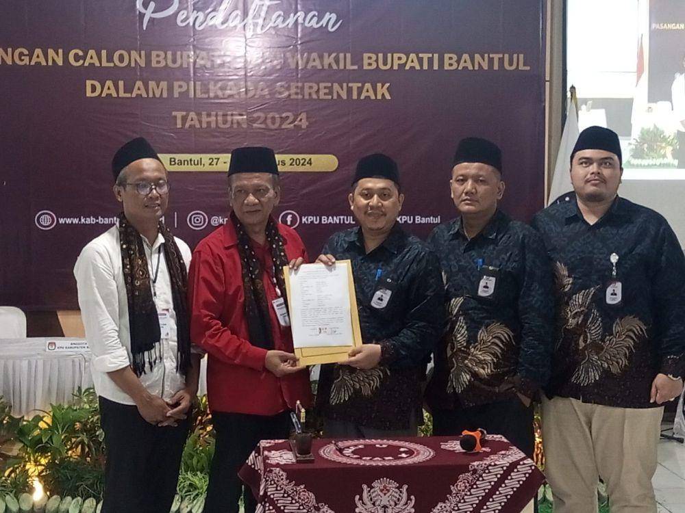 Calon bupati Bantul dan calon wakil bupati Bantul, Untoro Hariadi dan Wahyudi Anggoro Hadi mendaftar ke KPU Bantul. (IDN Times/Daruwaskita)