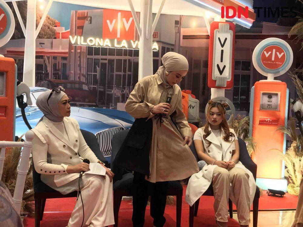 Contoh koleksi outer VLV yang multifungsi. 29 Agustus 2024. (IDN Times/Hani Safanja)