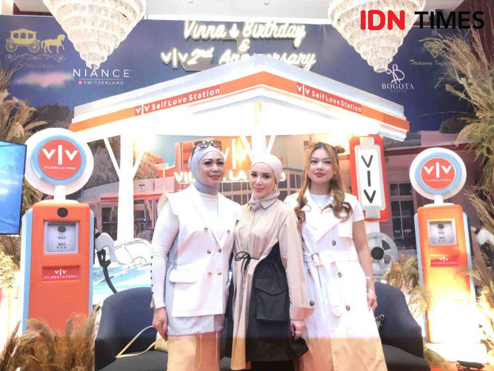 (Kiri) Dian Komalasary, Sahabat Vinna Karlina; (Tengah) Vinna Karlina, Founder Vilona La Vena; (kanan), Lovely anak pertama Vinna dalam 2nd Anniv VLV. 29 Agustus 2024. (IDN Times/Hani Safanja)