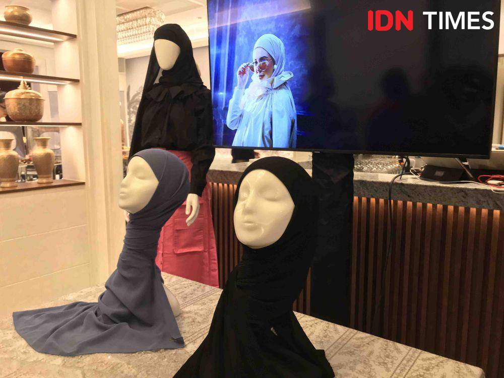 Koleksi hijab VLV saat perayaan kedua VLV. 29 Agustus 2024. (IDN Times/Hani Safanja)