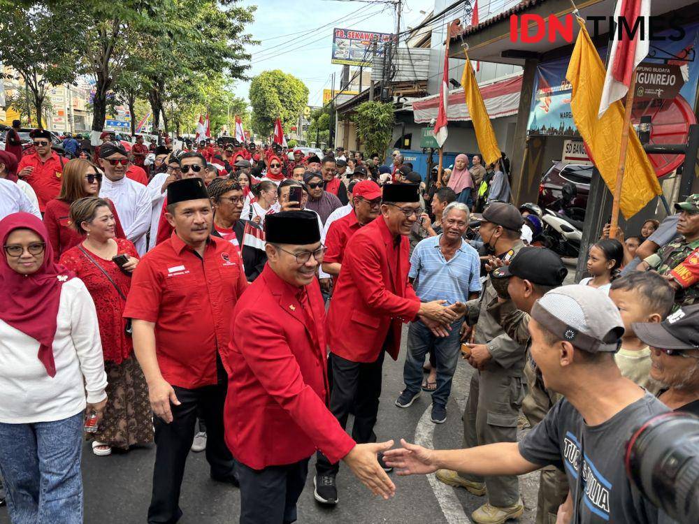 Pasangan Bakal Calon Kepala Daerah Kota Yogyakarta, Hasto Wardoyo dan Wawan Harmawan saat akan mendaftar di KPU Kota Yogyakarta, Kamis (29/8/2024). (IDN Times/Herlambang Jati Kusumo)