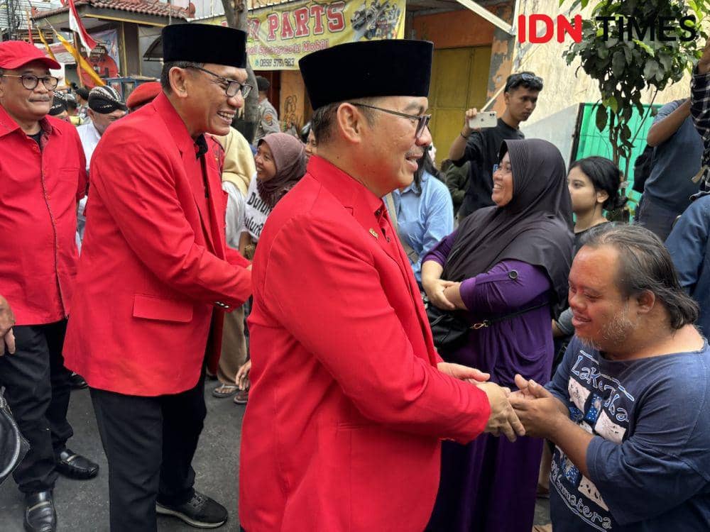Pasangan Bakal Calon Kepala Daerah Kota Yogyakarta, Hasto Wardoyo dan Wawan Harmawan saat akan mendaftar di KPU Kota Yogyakarta, Kamis (29/8/2024). (IDN Times/Herlambang Jati Kusumo)
