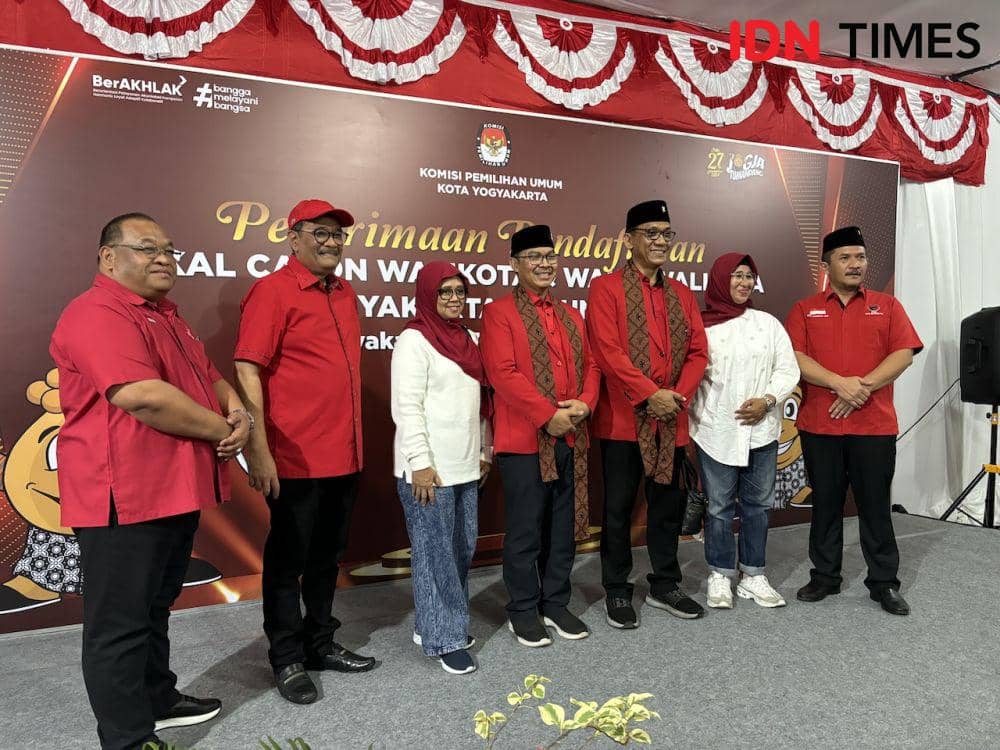 Pasangan Bakal Calon Kepala Daerah Kota Yogyakarta, Hasto Wardoyo dan Wawan Harmawan saat akan mendaftar di KPU Kota Yogyakarta, Kamis (29/8/2024). (IDN Times/Herlambang Jati Kusumo)