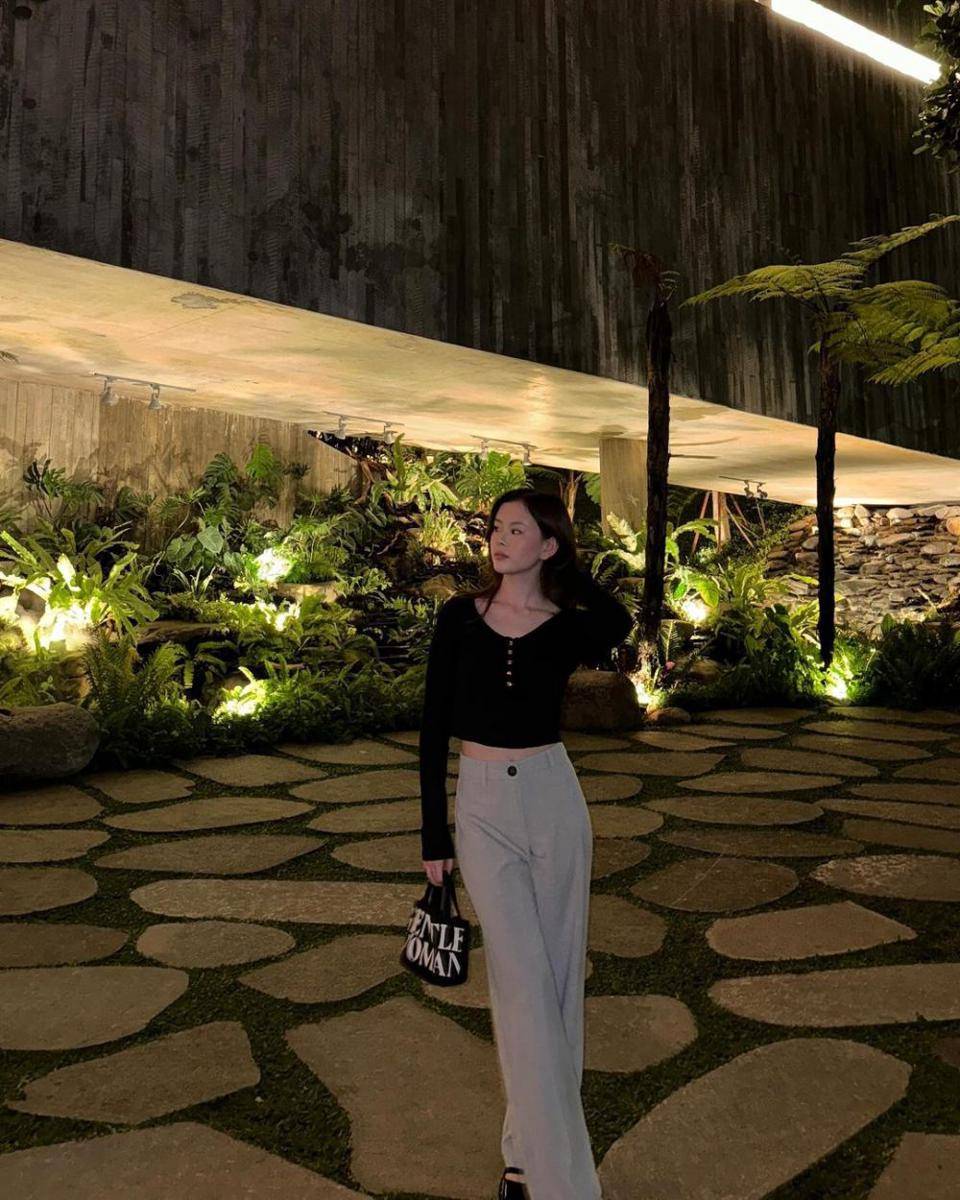 inspirasi outfit nuansa hitam ala Clarice Cutie (instagram.com/claricecutie)