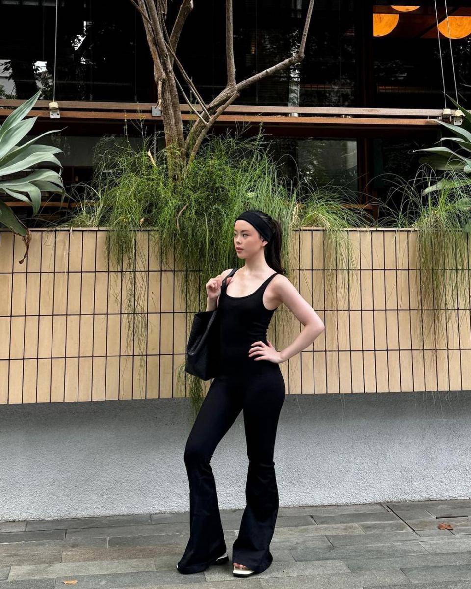 inspirasi outfit nuansa hitam ala Clarice Cutie (instagram.com/claricecutie)