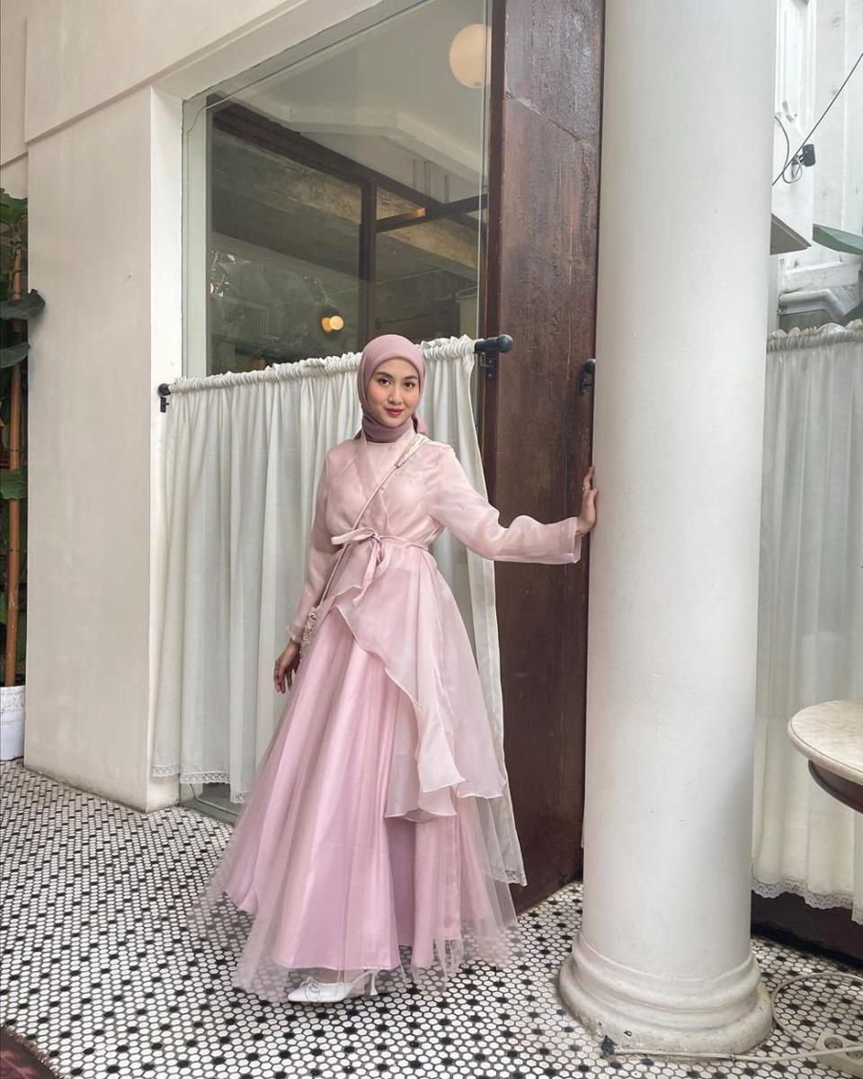 outfit kondangan hijab dengan dress organza (instagram.com/inasrana)