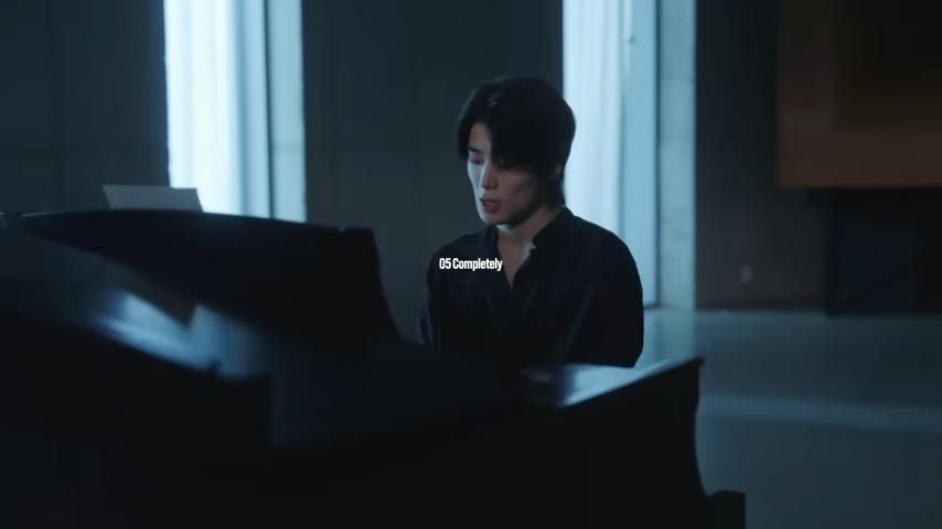 Jaehyun NCT untuk lagu "Completely" (youtube.com/@NCTsmtown)