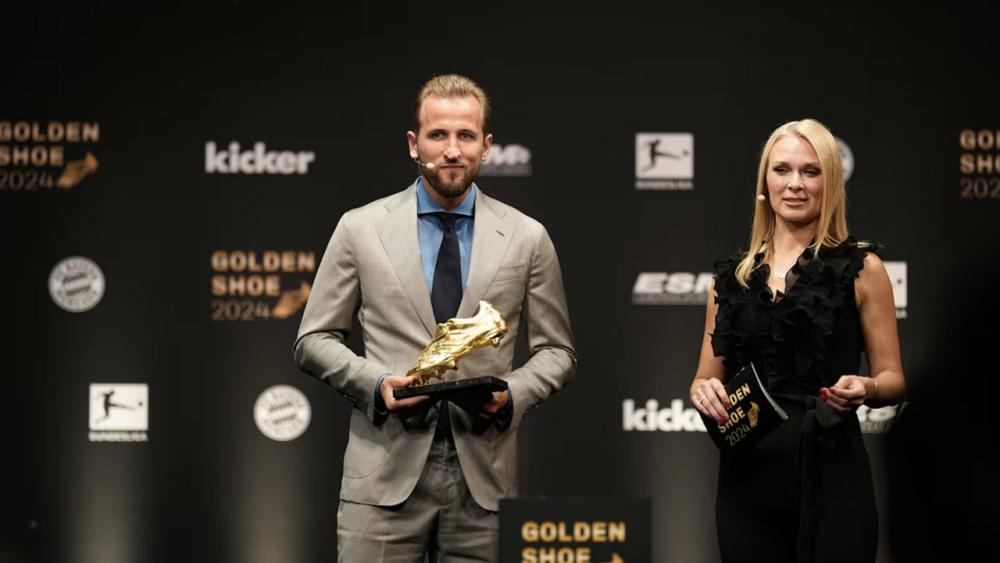 Harry Kane (kiri) meraih penghargaan Sepatu Emas Eropa 2023/2024. (fcbayern.com)