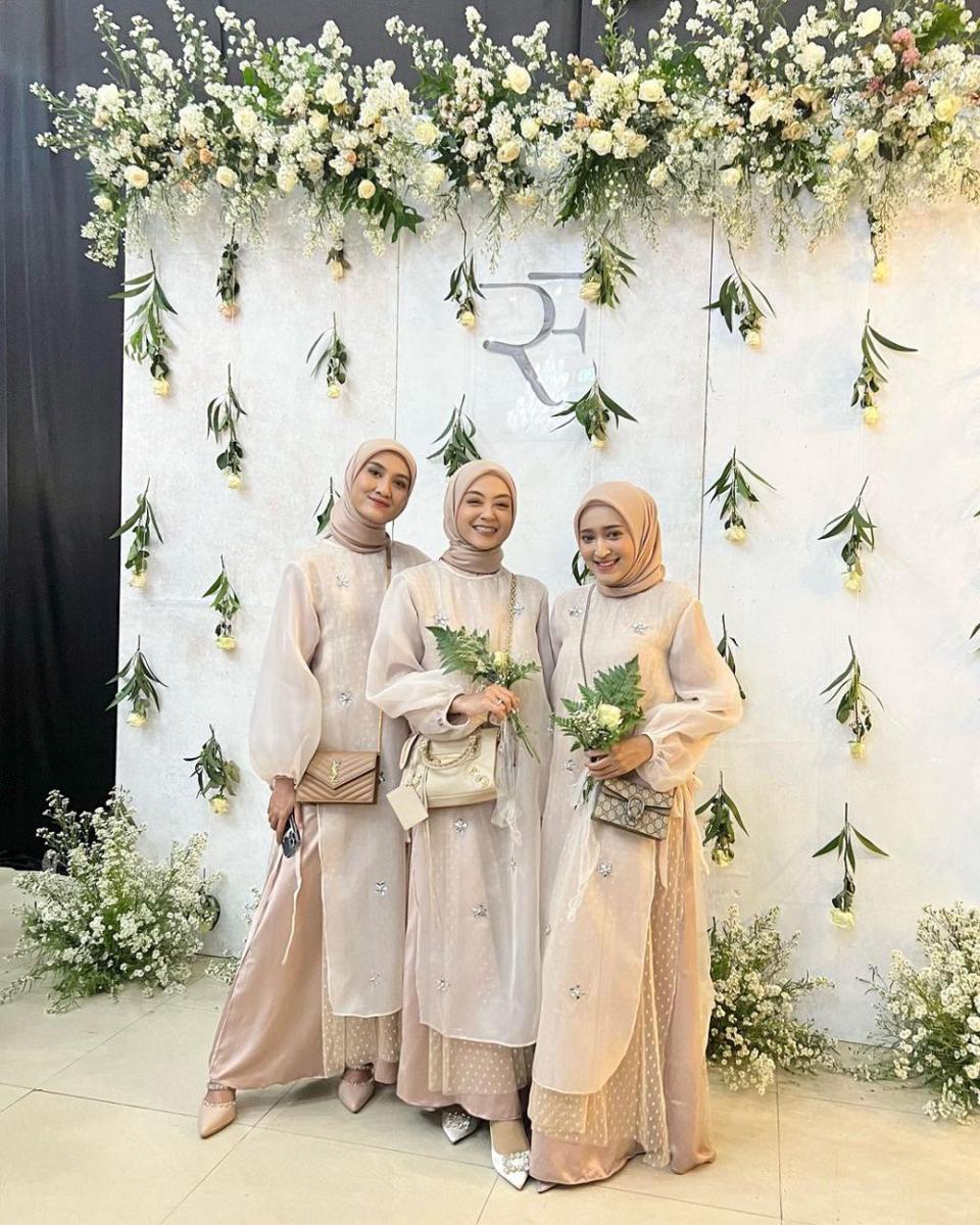 gaya kondangan hijab pakai outfit organza ala Inas Rana (instagram.com/inasrana)